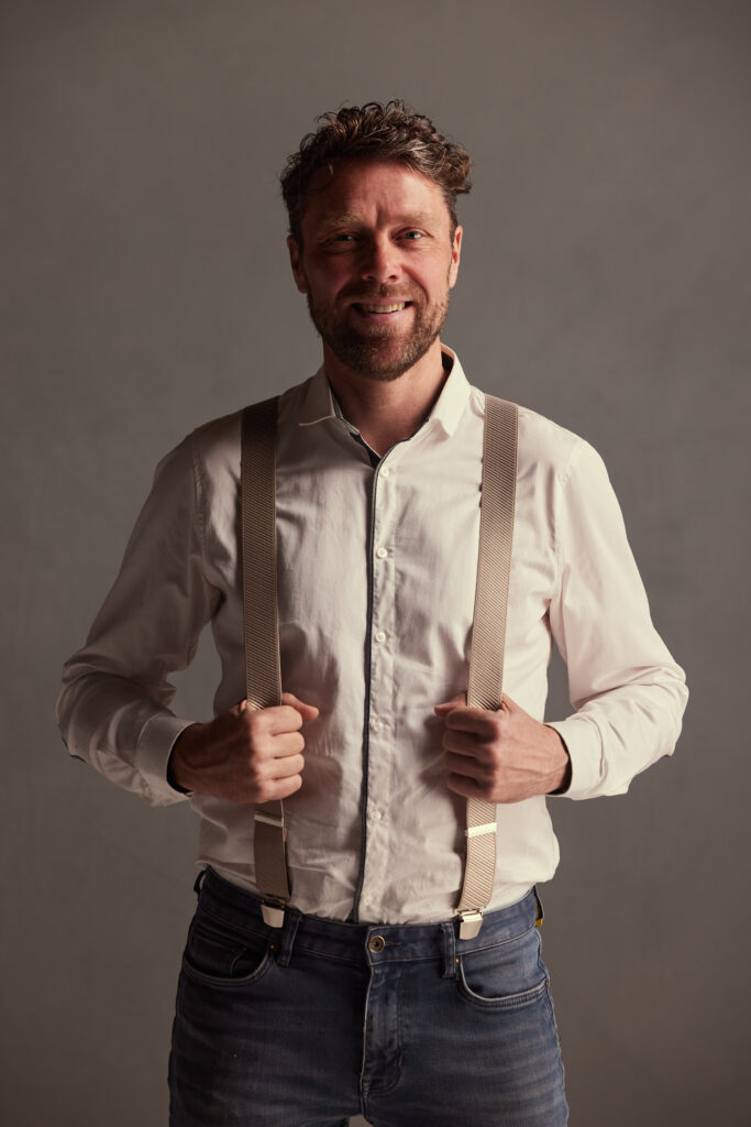 Henkjan met bretel aan Pierre Mouton